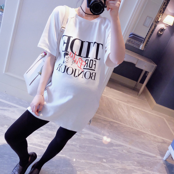 Bluză de vară de damă cu mâneci scurte într-un model larg cu inscripție