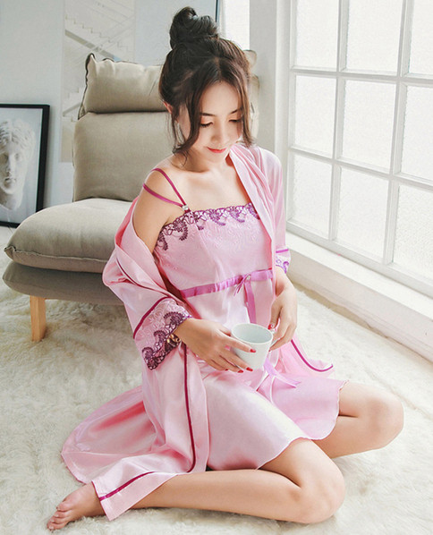 Set dama - camasa de noapte si halat de baie din matase cu broderie