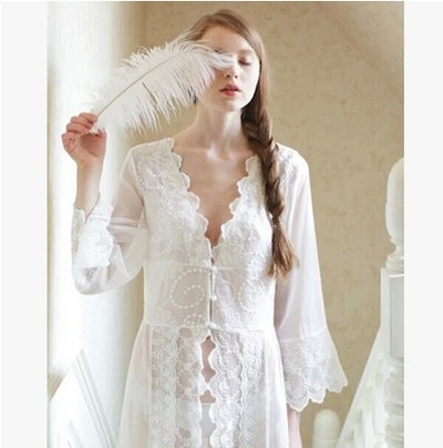Long lace robe in white for the ladies