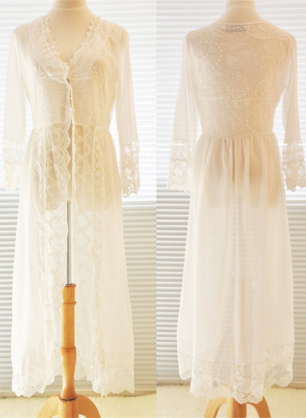 Μακρύ  γυναικείο μπουρνούζι από δαντέλα σε λευκό χρώμα