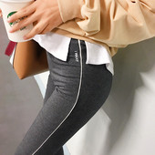 Kényelmes hétköznapi leggings szürke és fekete színben, szalagos színű hölgyeknek