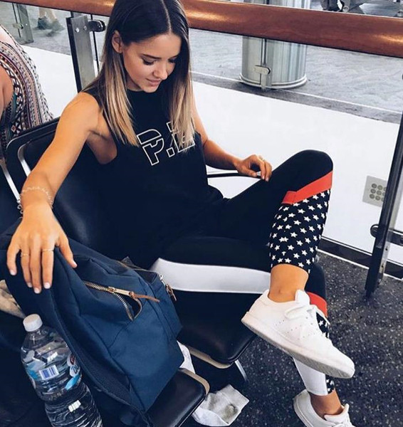 Jambiere elastice sport cu elemente în diferite culori