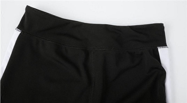 Jambiere elastice sport cu elemente în diferite culori