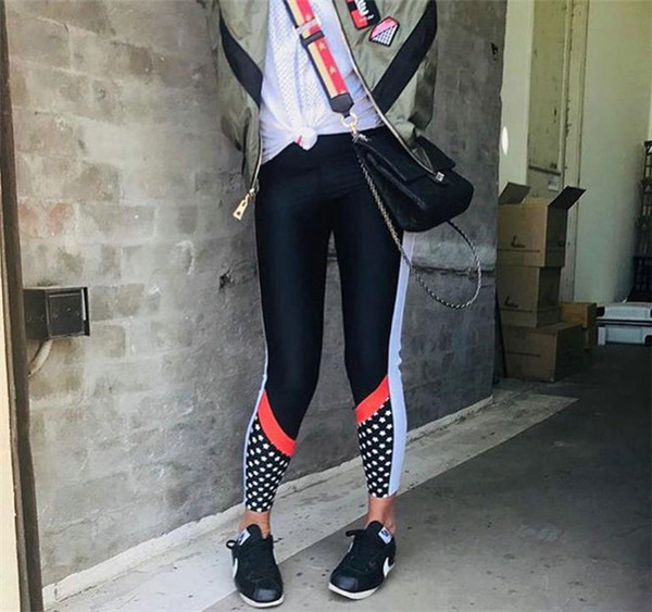 Jambiere elastice sport cu elemente în diferite culori