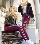 Női sport leggings piros színben, fehér oldalcsíkokkal