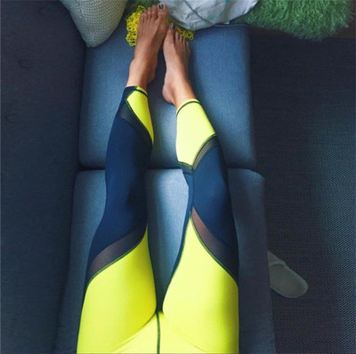 Modern női leggings többféle változatban, sportolásra is alkalmas