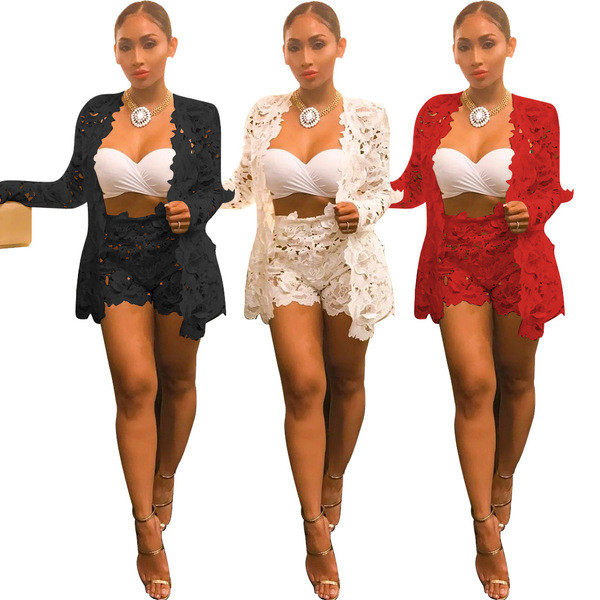 Γυναικείο δαντελοτό κοστούμι από δύο κομμάτια κοντό παντελόνι και μακρύ σακάκι