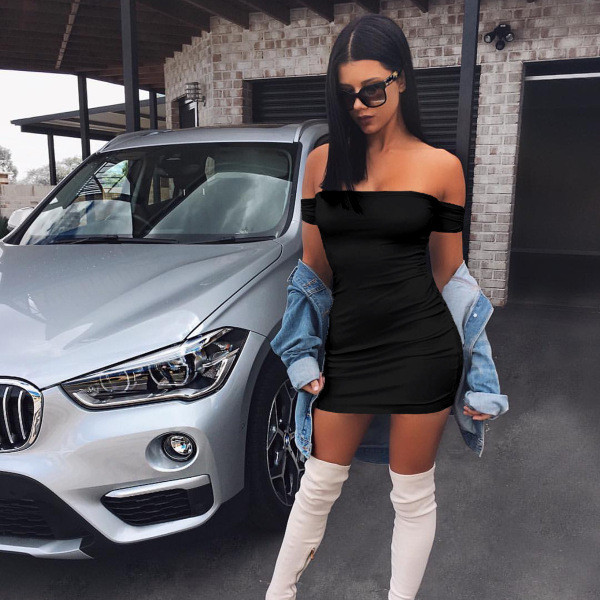 Σέξι σύντομο γυναικέιο  φόρεμα με ανοιχτούς ώμους σε μαύρο και άσπρο χρώμα