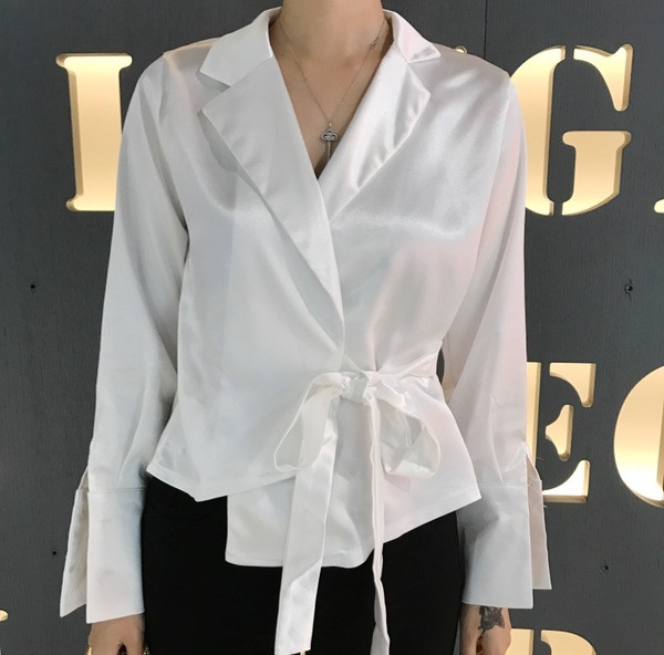 Jachetă scurtă casual de damă, cu mâneci decupate, cu o fantă în alb și negru