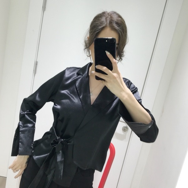 Jachetă scurtă casual de damă, cu mâneci decupate, cu o fantă în alb și negru