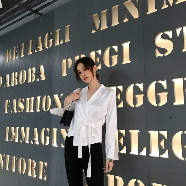 Jachetă scurtă casual de damă, cu mâneci decupate, cu o fantă în alb și negru