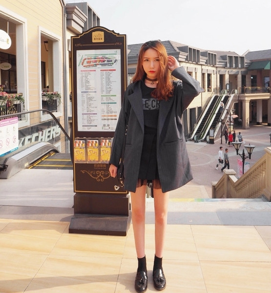 Jachetă casual de damă în stil liber într-o culoare închisă