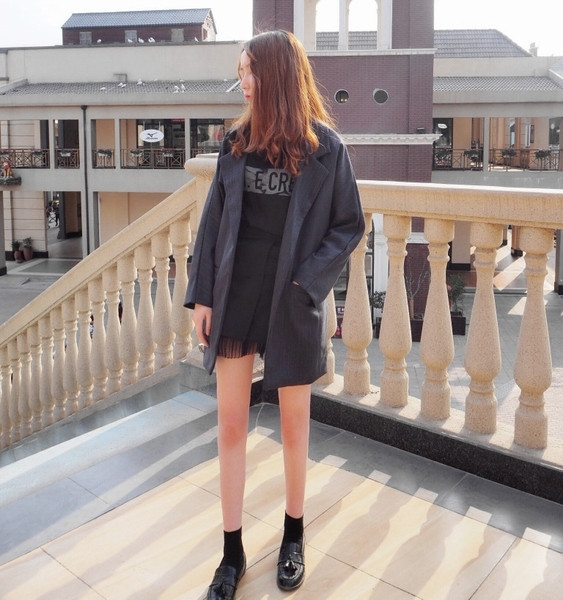 Jachetă casual de damă în stil liber într-o culoare închisă