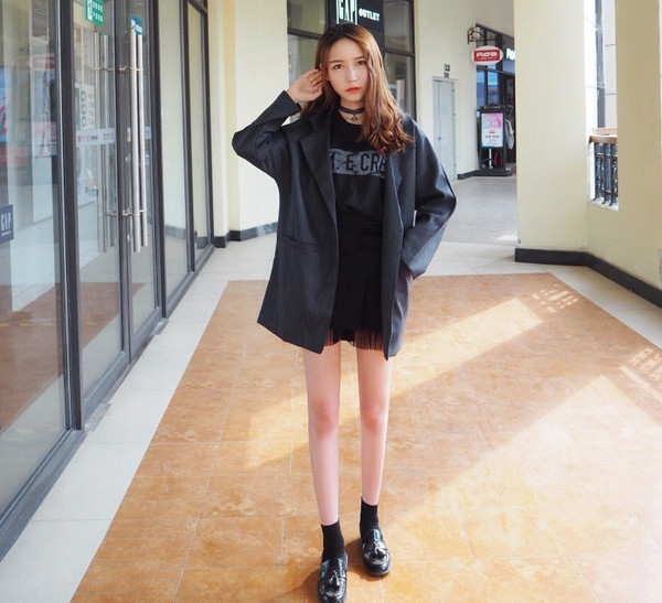 Jachetă casual de damă în stil liber într-o culoare închisă