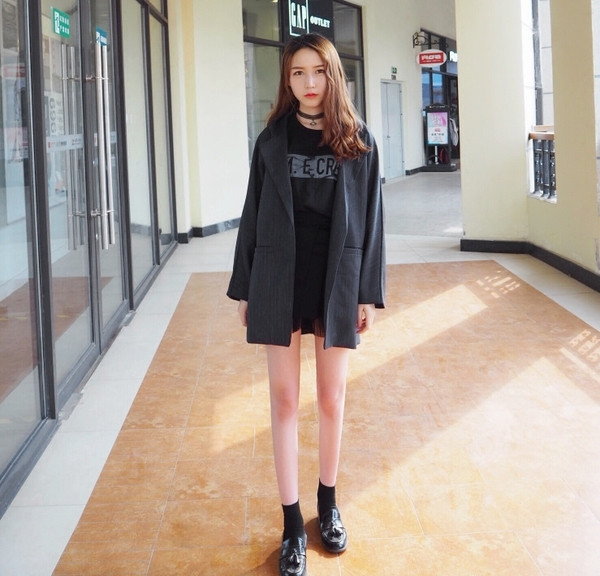 Jachetă casual de damă în stil liber într-o culoare închisă