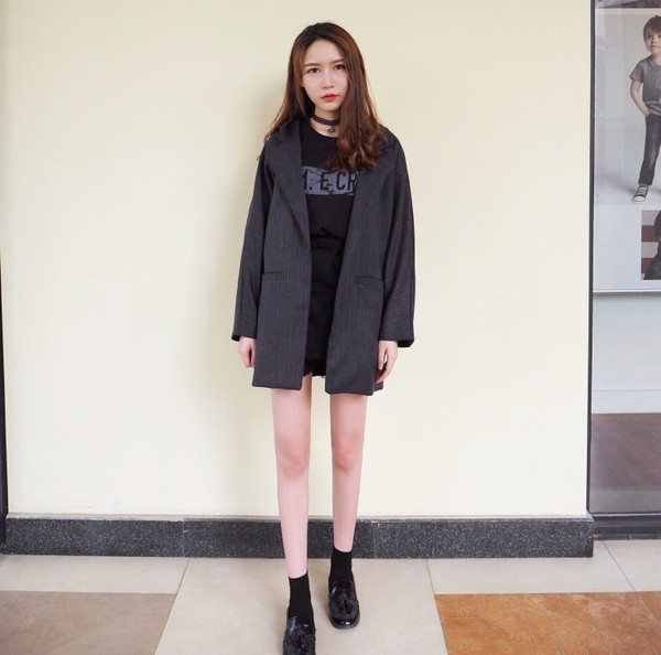 Jachetă casual de damă în stil liber într-o culoare închisă