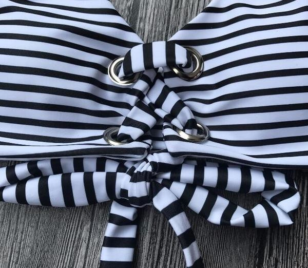 Costum de baie în dungi din două piese pentru femei, cu bikini cu talie înaltă și cravate