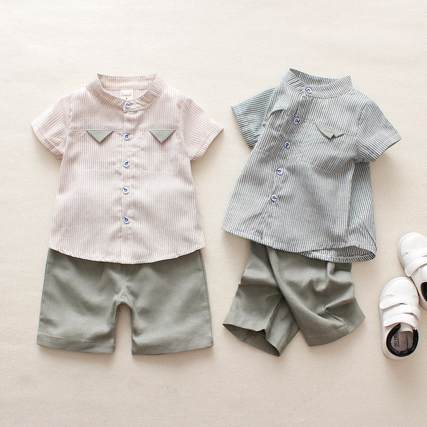 Set copii modern pentru baieti in camasa cu dungi + pantaloni scurti in doua culori