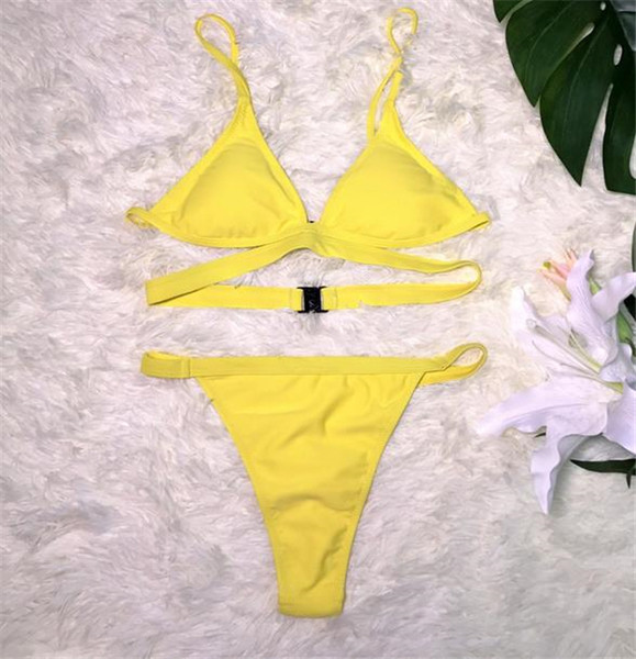 Costum de baie de damă cu decolteu adânc - culoare galbenă