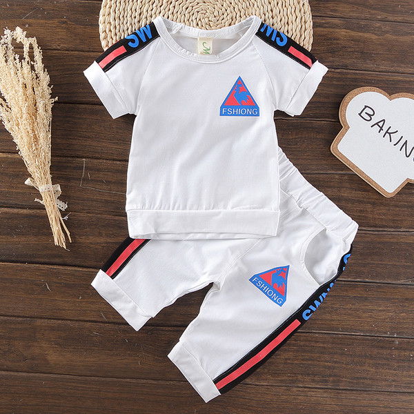 Set sport-casual pentru băieți în două părți - Tricou cu imprimeu + pantaloni scurți și panglici colorate în alb și negru