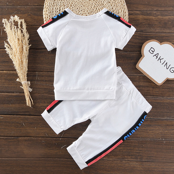 Set sport-casual pentru băieți în două părți - Tricou cu imprimeu + pantaloni scurți și panglici colorate în alb și negru