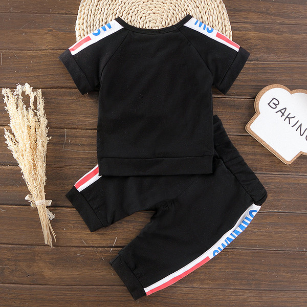 Set sport-casual pentru băieți în două părți - Tricou cu imprimeu + pantaloni scurți și panglici colorate în alb și negru