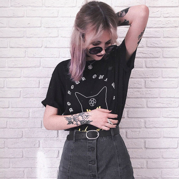 Tricou de damă de vară de culoare neagră cu aplicație free style