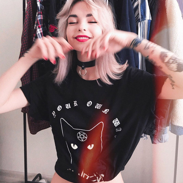 Tricou de damă de vară de culoare neagră cu aplicație free style