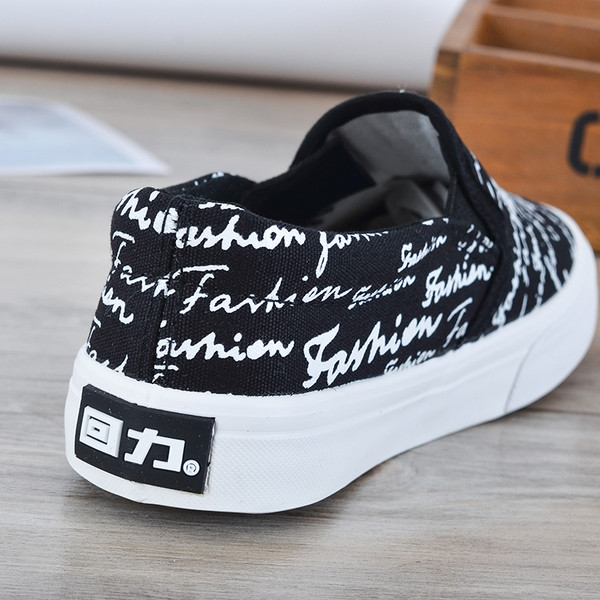 Παιδικά πάνινα παπούτσια με επιγραφή κατάλληλα για κορίτσια και αγόρια