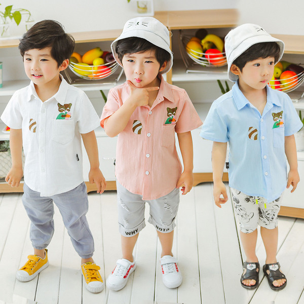 Σύγχρονο παιδικό πουκάμισο για αγόρια με κολάρο σε σχήμα V και μίνι εφαρμογές σε τρία χρώματα