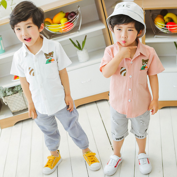 Σύγχρονο παιδικό πουκάμισο για αγόρια με κολάρο σε σχήμα V και μίνι εφαρμογές σε τρία χρώματα