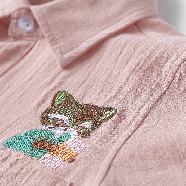 Σύγχρονο παιδικό πουκάμισο για αγόρια με κολάρο σε σχήμα V και μίνι εφαρμογές σε τρία χρώματα