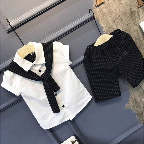 Κομψό παιδικό σετ για κορίτσια-πουκάμισο με κολάρο σε σχήμα V και ριγωτά σύντομα σορτς σε δύο χρώματα