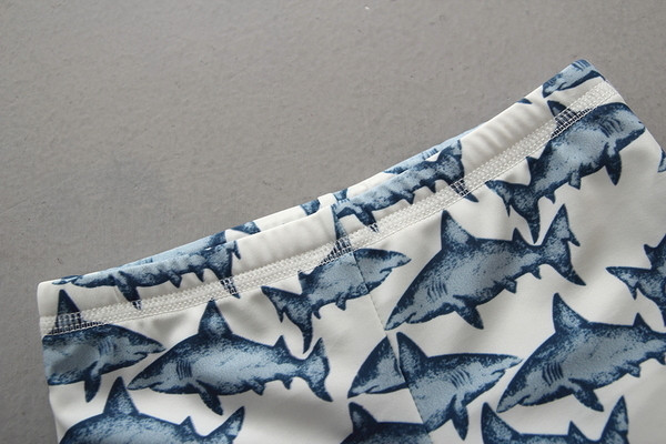 Costum de baie pentru baieti pentru copii cu casca de inot cu imprimeu