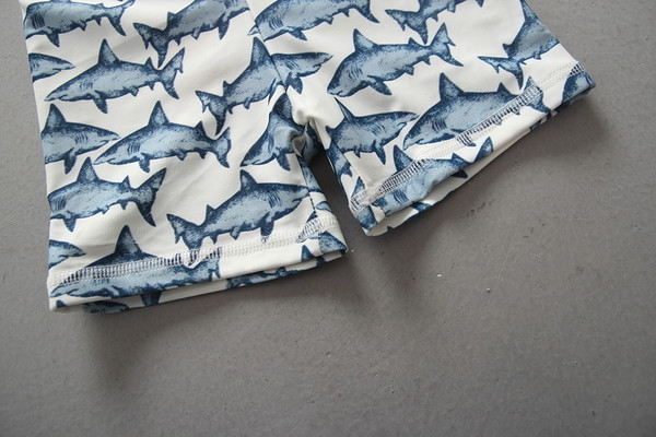 Costum de baie pentru baieti pentru copii cu casca de inot cu imprimeu