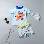 Costum de baie pentru copii modern pentru băieți în trei părți - tricou, pantaloni scurți și pălărie