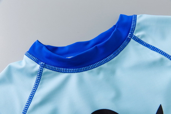 Costum de baie pentru copii modern pentru băieți în trei părți - tricou, pantaloni scurți și pălărie