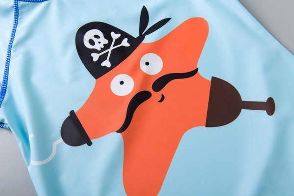 Costum de baie pentru copii modern pentru băieți în trei părți - tricou, pantaloni scurți și pălărie