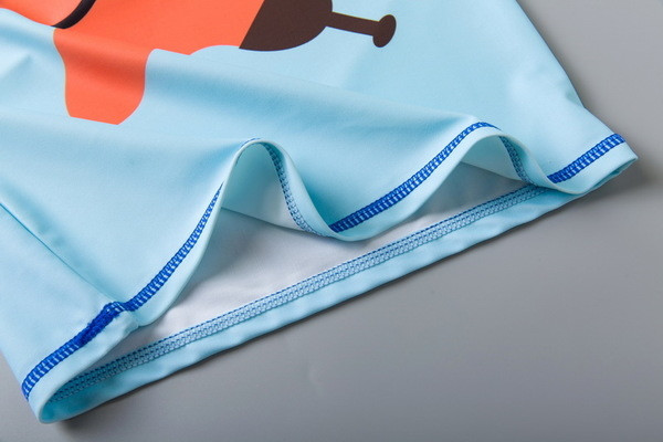 Costum de baie pentru copii modern pentru băieți în trei părți - tricou, pantaloni scurți și pălărie