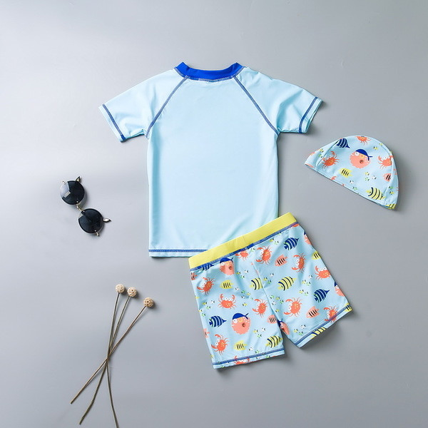 Costum de baie pentru copii modern pentru băieți în trei părți - tricou, pantaloni scurți și pălărie