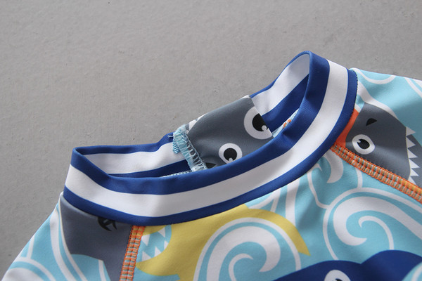 Costum de baie intreg pentru baieti cu aplicatie si palarie