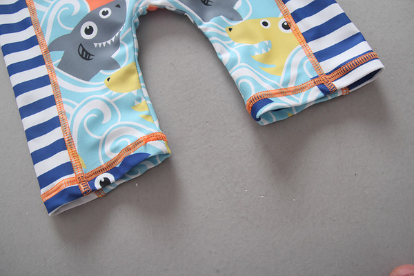 Costum de baie intreg pentru baieti cu aplicatie si palarie