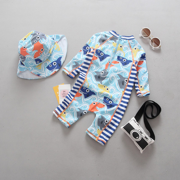 Costum de baie intreg pentru baieti cu aplicatie si palarie