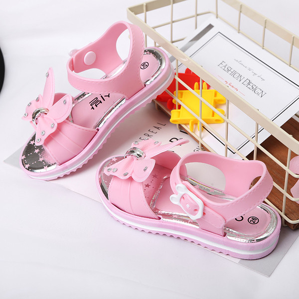 Παιδικά σανδάλια από καουτσούκ με διακόσμηση πεταλούδας σε διάφορα χρώματα κατάλληλα για τη καθημερινή ζωή