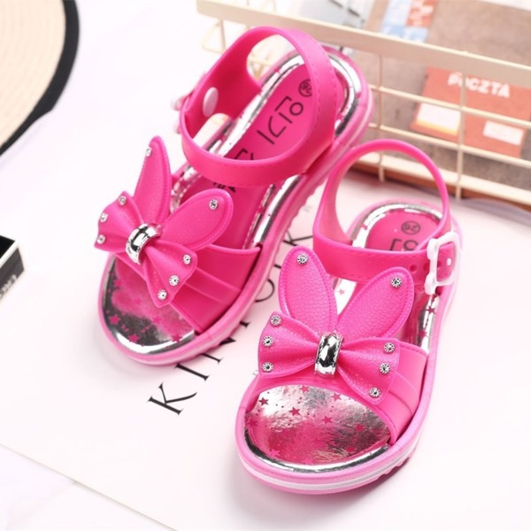 Παιδικά σανδάλια από καουτσούκ με διακόσμηση πεταλούδας σε διάφορα χρώματα κατάλληλα για τη καθημερινή ζωή