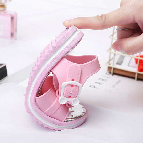 Παιδικά σανδάλια από καουτσούκ με διακόσμηση πεταλούδας σε διάφορα χρώματα κατάλληλα για τη καθημερινή ζωή