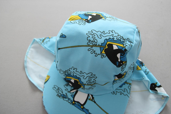 Costum de baie intreg pentru baieti si fete cu imprimeu si palarie