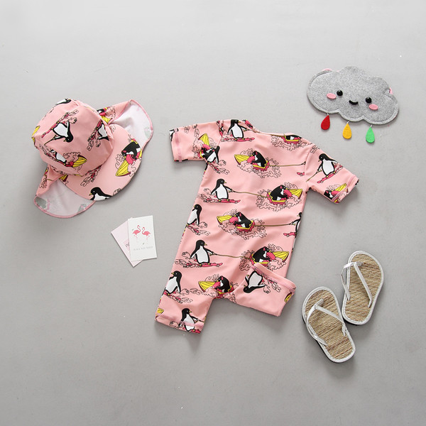 Costum de baie intreg pentru baieti si fete cu imprimeu si palarie