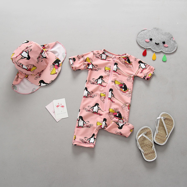 Costum de baie intreg pentru baieti si fete cu imprimeu si palarie