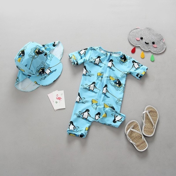 Costum de baie intreg pentru baieti si fete cu imprimeu si palarie